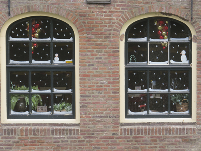 906724 Afbeelding van twee ramen met kerstversiering van pannenkoekenrestaurant De Oude Muntkelder (Oudegracht aan de ...